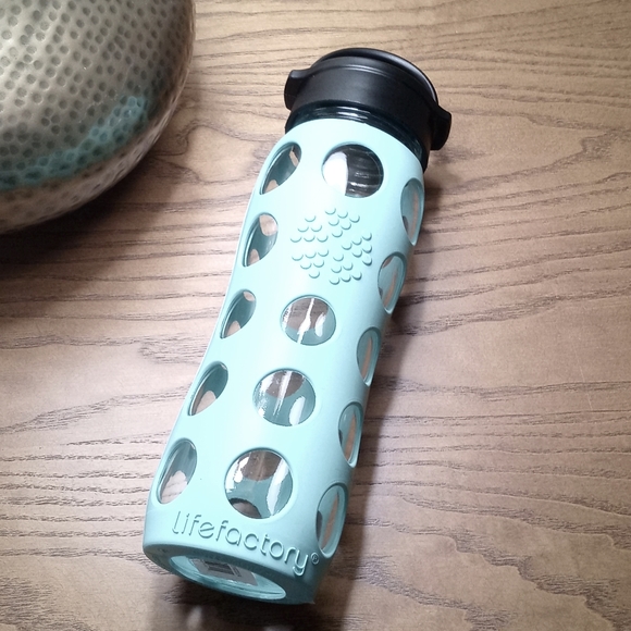 Aqua Life Factory Glass Water Bottle w/ Silicone Sleeve - Picture 6 of 11